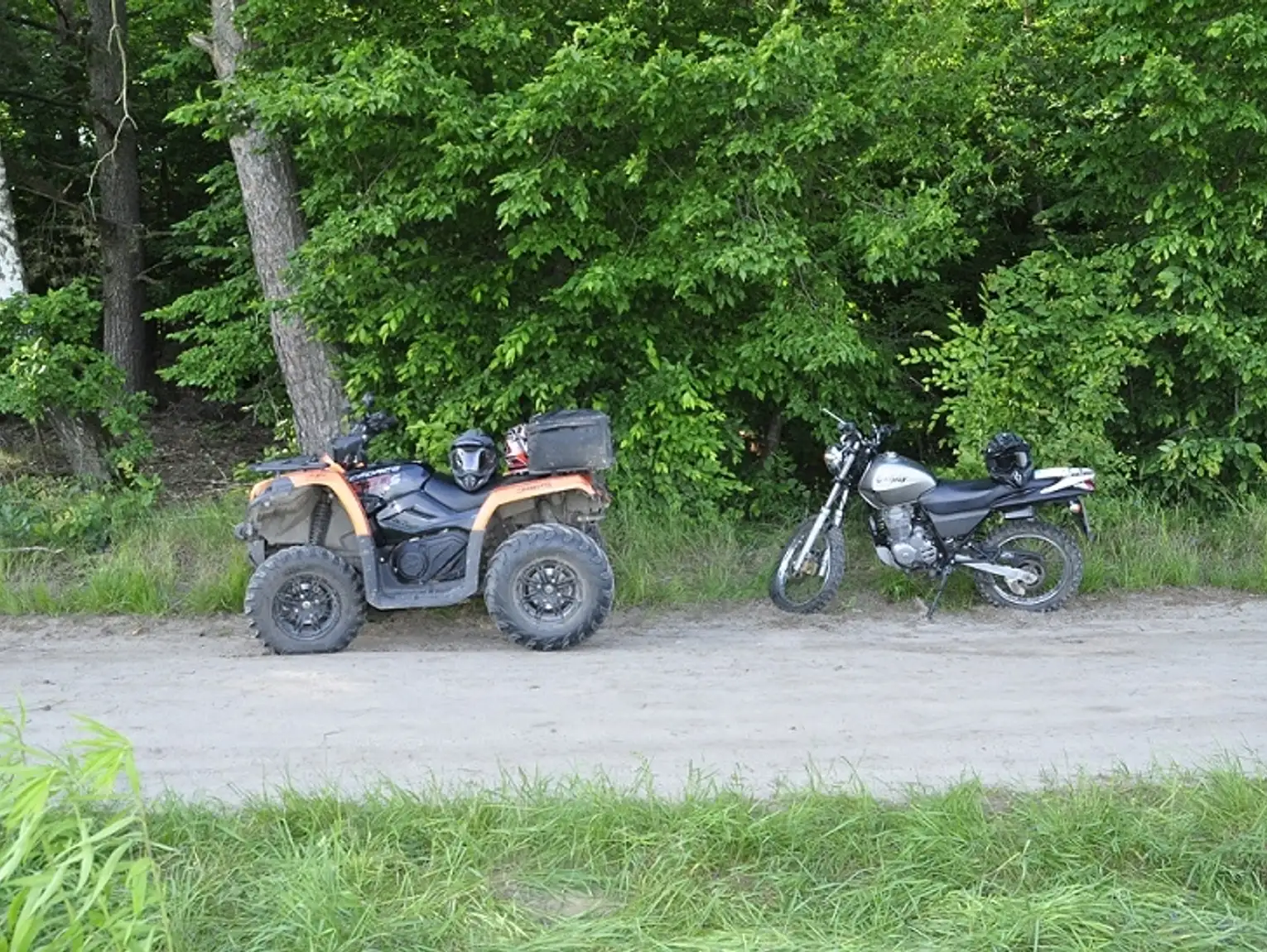 Czo Owe Zderzenie Quada I Motocykla Na Polnej Drodze Poszkodowany