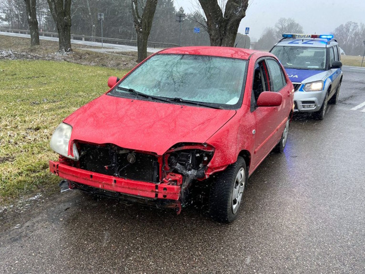 Jecha Mocno Uszkodzon Toyot Po Drodze Krajowej T Umaczy E