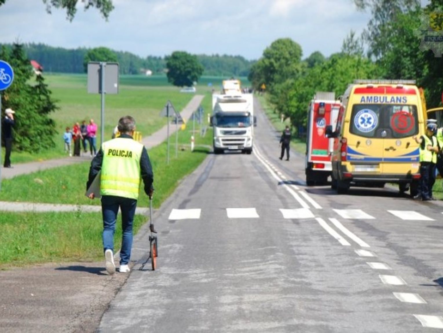 Koszmarny Wypadek Na Pomorzu Karetka Miertelnie Potr Ci A Rowerzystk