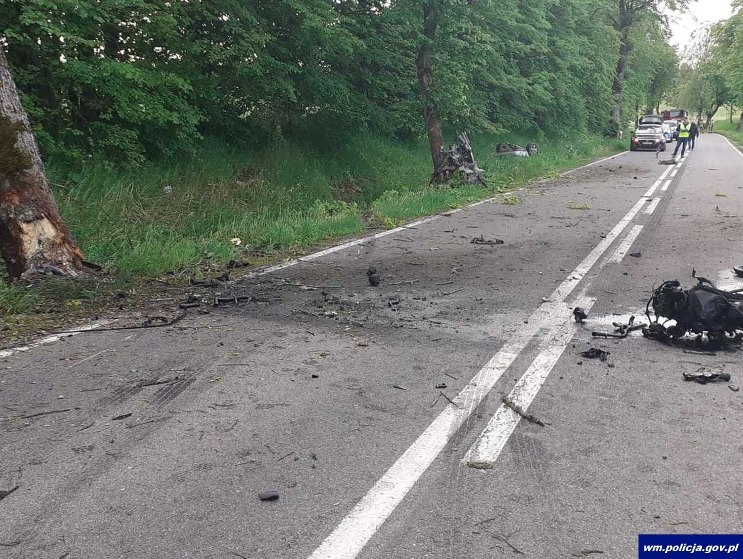 Po uderzeniu w drzewo audi rozpadło się na dwie części 30 letni