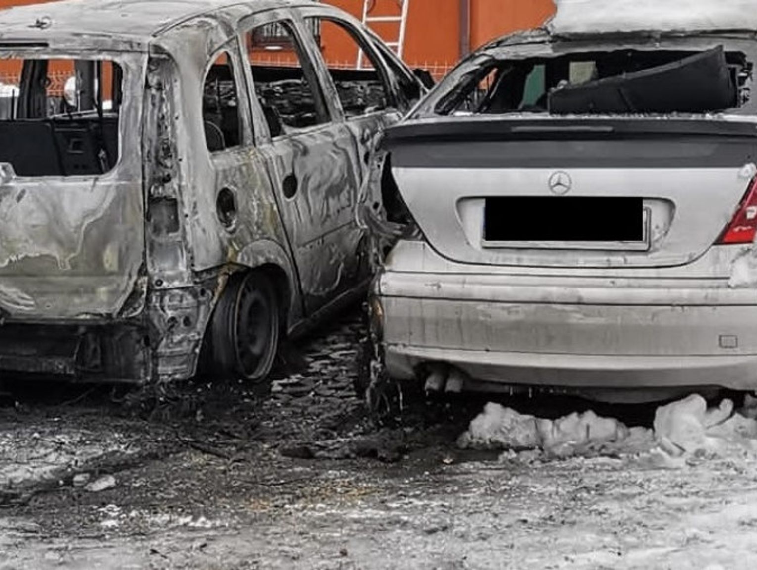 Spali Auto S Siada Bo Wkurzy Si E Ten Za Szybko Je Dzi Po Niegu