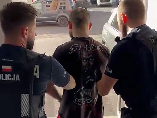 „Jest ryzyko, jest zabawa” na koszulce. Uciekał policji z 14-miesięcznym dzieckiem w aucie