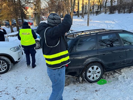 10-latek zjeżdżając na "jabłku" z górki wjechał w bok samochodu. Lądował śmigłowiec LPR