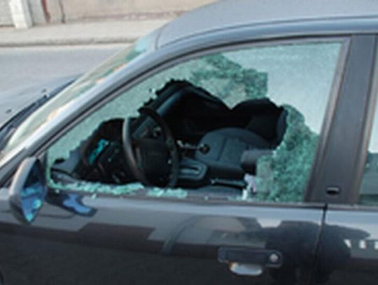 10-miesięczne dziecko uwięzione w rozgrzanym aucie. Policjanci wybili szybę, by ratować dziewczynkę