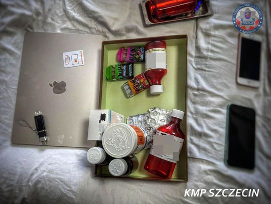 120 litrów płynnych opioidów w magazynie narkotykowym odkrytym przez policję. Zatrzymany mężczyzna