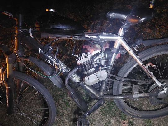 13-latek jeździł rowerem z wmontowanym silnikiem spalinowym. Podróż zakończyli policjanci z drogówki