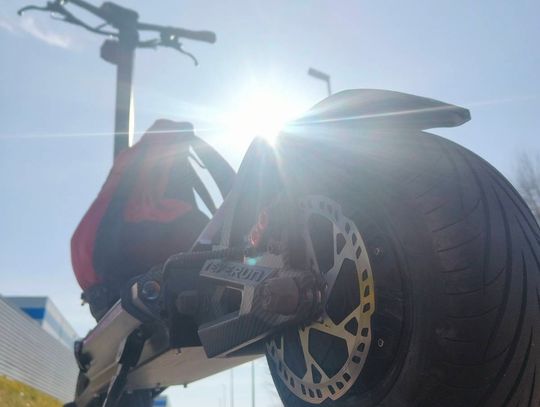 13-latek na hulajnodze elektrycznej potrącił mężczyznę na pasach. Sąd nałożył na niego zakaz jazdy