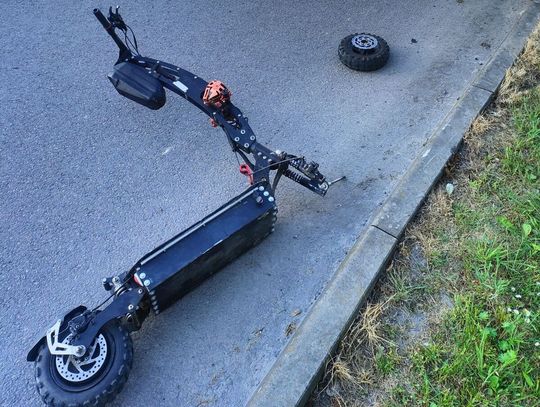 13-latek siedział na wielkim głośniku i jechał hulajnogą. Skończyło się groźnym wypadkiem