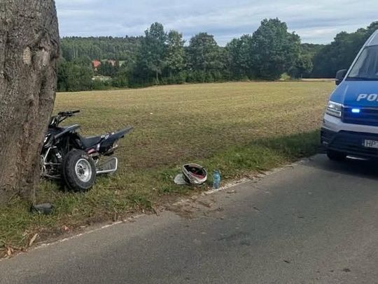 13-latek trafił do szpitala po uderzeniu quadem w drzewo. Opiekun dostał tysiąc złotych mandatu