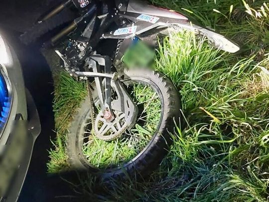 13-latek uciekał policjantom na elektrycznym motocyklu. Przewrócił się przy schodach