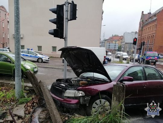 13-latek ukradł auto sąsiadce. Rozwalił się na pierwszym zakręcie