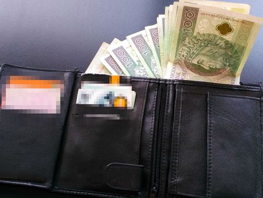 13-latek znalazł portfel pełen pieniędzy. Chłopak nie wahał się ani chwilę i zaniósł go na komendę