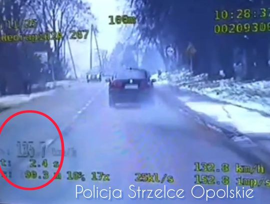 135 na godzinę w terenie zabudowanym. Kierowca "z ciężką nogą" pożegnał się z prawkiem i jest biedniejszy o ładną sumkę