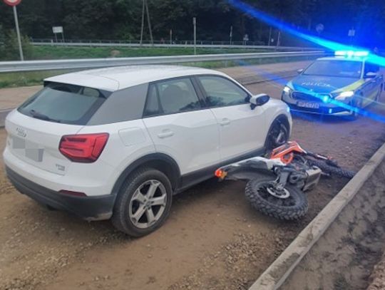 14- i 16-latek na motocyklach bez uprawnień. Obaj zderzyli się z tym samym samochodem
