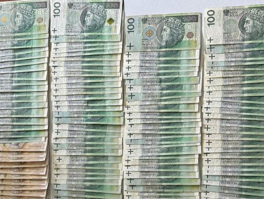 14- i 16-latka wyłudziły od starszej kobiety 41 tysięcy złotych. Wpadły podczas ucieczki taksówką