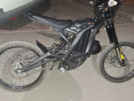 14-latek jeździł w nocy na elektrycznym motocyklu. Zaczął uciekać, gdy zobaczył, że policja chce go zatrzymać