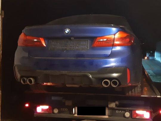 14-latek za kierownicą opla holował kumpla w BMW. Mieli pecha, bo wpadli na policjantki z drogówki