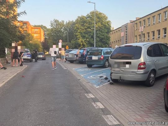 14-latek zabrał kluczyki rodzicom i wsiadł za kierownicę BMW. Uszkodził cztery zaparkowane auta