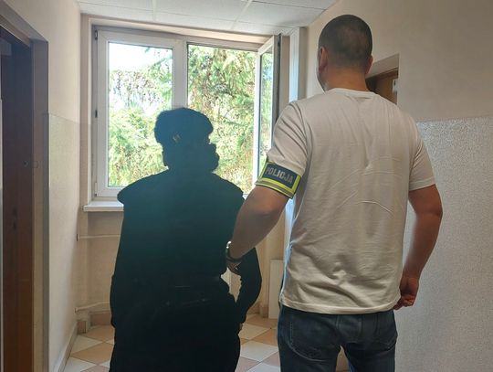 15 i 16-latka wyłudziły od emerytki 50 tysięcy złotych. Policjanci znaleźli je w hotelu