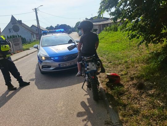 15-latek bez uprawnień wiózł 8-letniego pasażera. Ojciec kupił mu motocykl, żeby uczył się jeździć