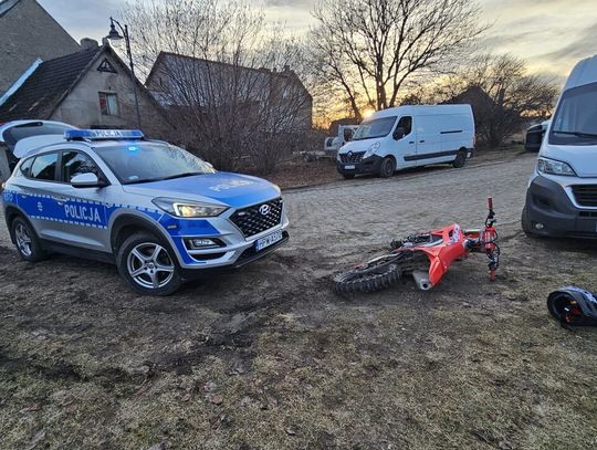 15-latek na crossie próbował uciekać przed policją. Pościg zakończył się kolizją z radiowozem
