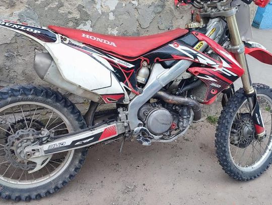 15-latek na crossie uciekał policji. Chłopiec nie miał uprawnień, a motocykl badań i ubezpieczenia