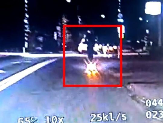 15-latek na hulajnodze "przeleciał" na czerwonym przez ruchliwe skrzyżowanie. Potem uciekał aż się przewrócił