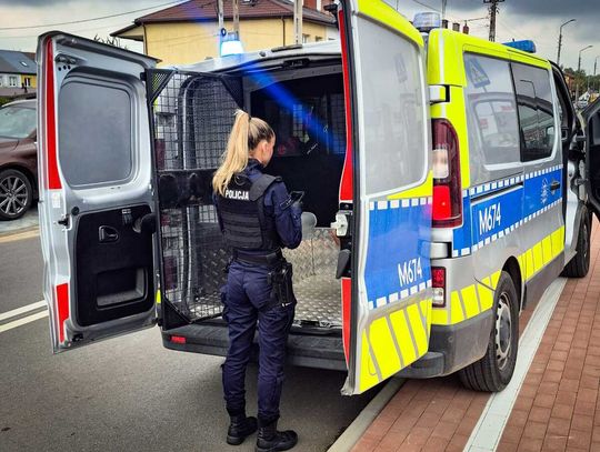 15-latek na hulajnodze wyprzedzał trzy auta przy przejściu, a potem uciekał przed policjantami