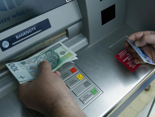 15-latek napadał na ludzi przy bankomatach. Jego ofiarami padli 42-letni mężczyzna i starsza kobieta