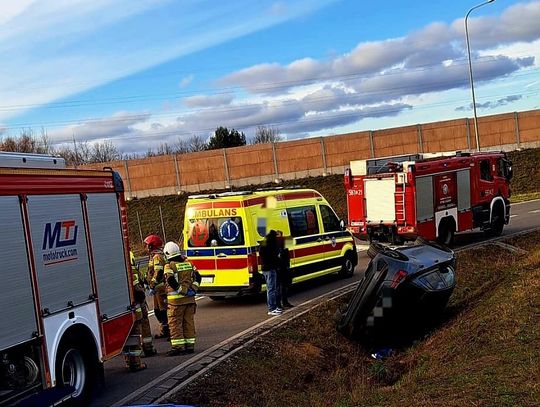 15-latek pod nieobecność rodziców chciał pojeździć autem z kolegą. Przejażdżkę skończyli w rowie