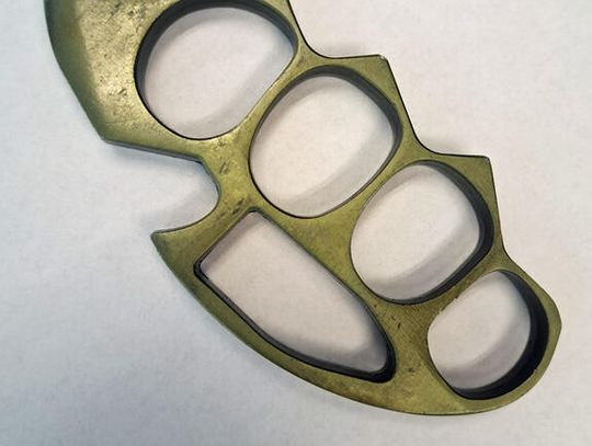 15-latek przyszedł do szkoły z kastetem. Dostał go na urodziny i chciał się pochwalić 15-latek przyszedł do szkoły z kastetem. Dostał go na urodziny i chciał się pochwalić