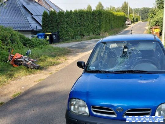 15-latek uciekał motocyklem przed kontrolą. Potrącił strażnika leśnego i uderzył w auto