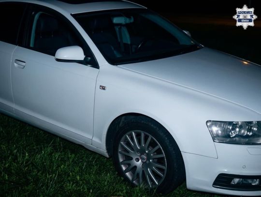 15-latek zabrał Audi matki, pierwszy raz wyjechał na ulicę i od razu zaliczył pościg. Radiowóz wpadł na wysepkę