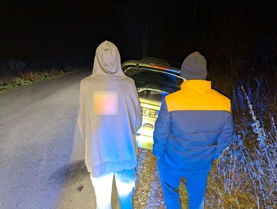 15-latek zabrał auto bez wiedzy rodziców. Chciał pojeździć z kolegą, rozbili wóz w rowie