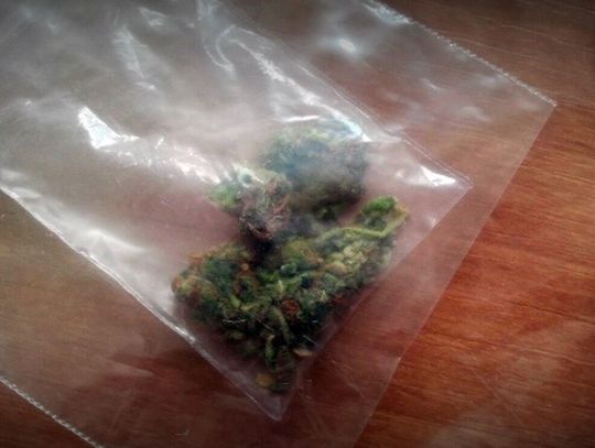 15-latek zobaczył radiowóz i coś wyrzucił. W zawiniątku była marihuana