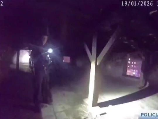 15-letni chłopak wszedł na spalony dach i groził, że skoczy. Policjantce udało się go przekonać, aby bezpiecznie szedł na dół