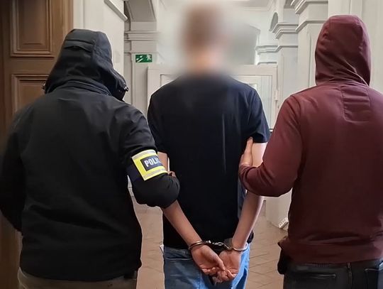 16 i 17-latek zaatakowali 70-letniego mężczyznę. Kopali go po całym ciele i bili pałką teleskopową