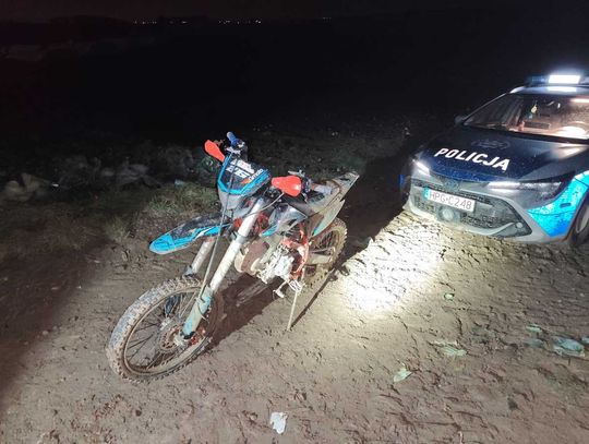 16-latek na crossie uciekał przed policjantami. Pościg zakończył kolizją z radiowozem