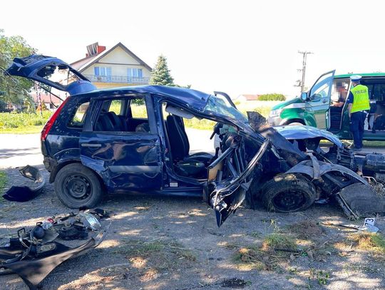 16-latek za kierownicą doprowadził do tragedii. Cztery osoby trafiły do szpitala po dachowaniu Forda