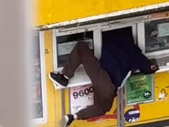 16-latka nagrała z okna włamywacza. Przekazała wideo policjantom, a ci zatrzymali mężczyznę. WIDEO