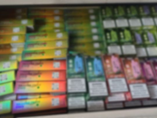 17-latek chciał rozkręcić handel nielegalnymi e-papierosami i ziołem. Karierę przerwała mu policja