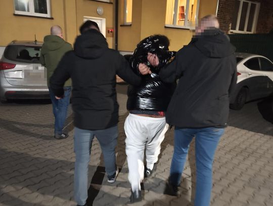 17-latek aresztowany za rozbój na 13-latku. Grożąc mu nożem zabrał kurtkę wartą 700 złotych