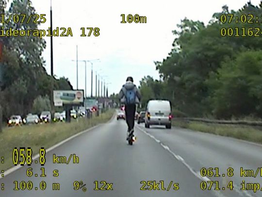 17-latek jechał lewym pasem na hulajnodze prawie 60 na godzinę i wyprzedzał samochody