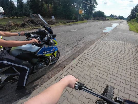 17-latek na elektryku uciekał przed drogówką. Nagrywał pościg na kamerce sportowej [WIDEO]