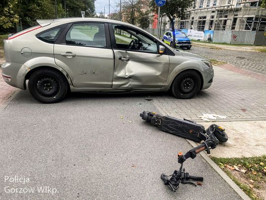 17-latek na hulajnodze elektrycznej zderzył się z samochodem. Ze złamaniami trafił do szpitala