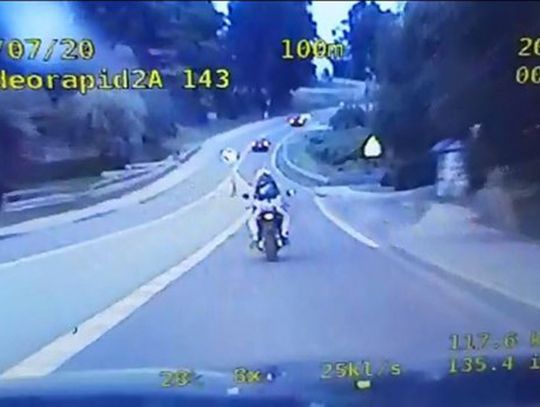 17-latek na motocyklu ucieka policji. Zatrzymała go dopiero blokada. WIDEO
