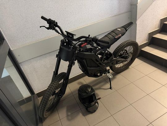 17-latek na podrasowanym motorowerze celowo potrącił policjanta. Próbował uciec przed kontrolą