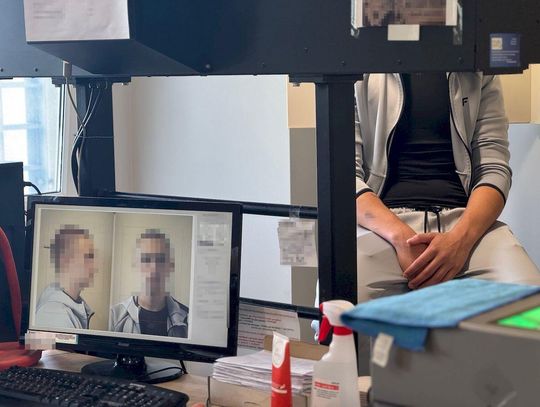 17-latek ostrzelał z wiatrówki wiatę przystankową i samochód. Wpadł przez nagranie z monitoringu