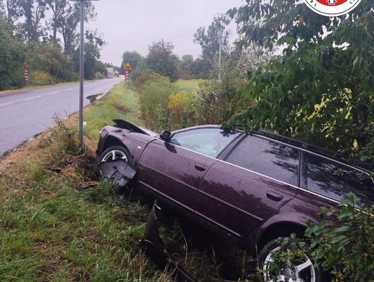 17-latek podprowadził auto rodzicom i ruszył w trasę, ale przecenił swoje umiejętności. Audi wpadło do rowu