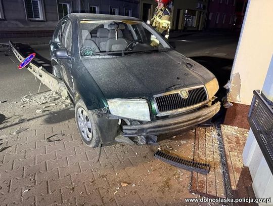 17-latek ściął autem betonowy słup i wjechał w budynek. Chłopak wydmuchał prawie dwa promile